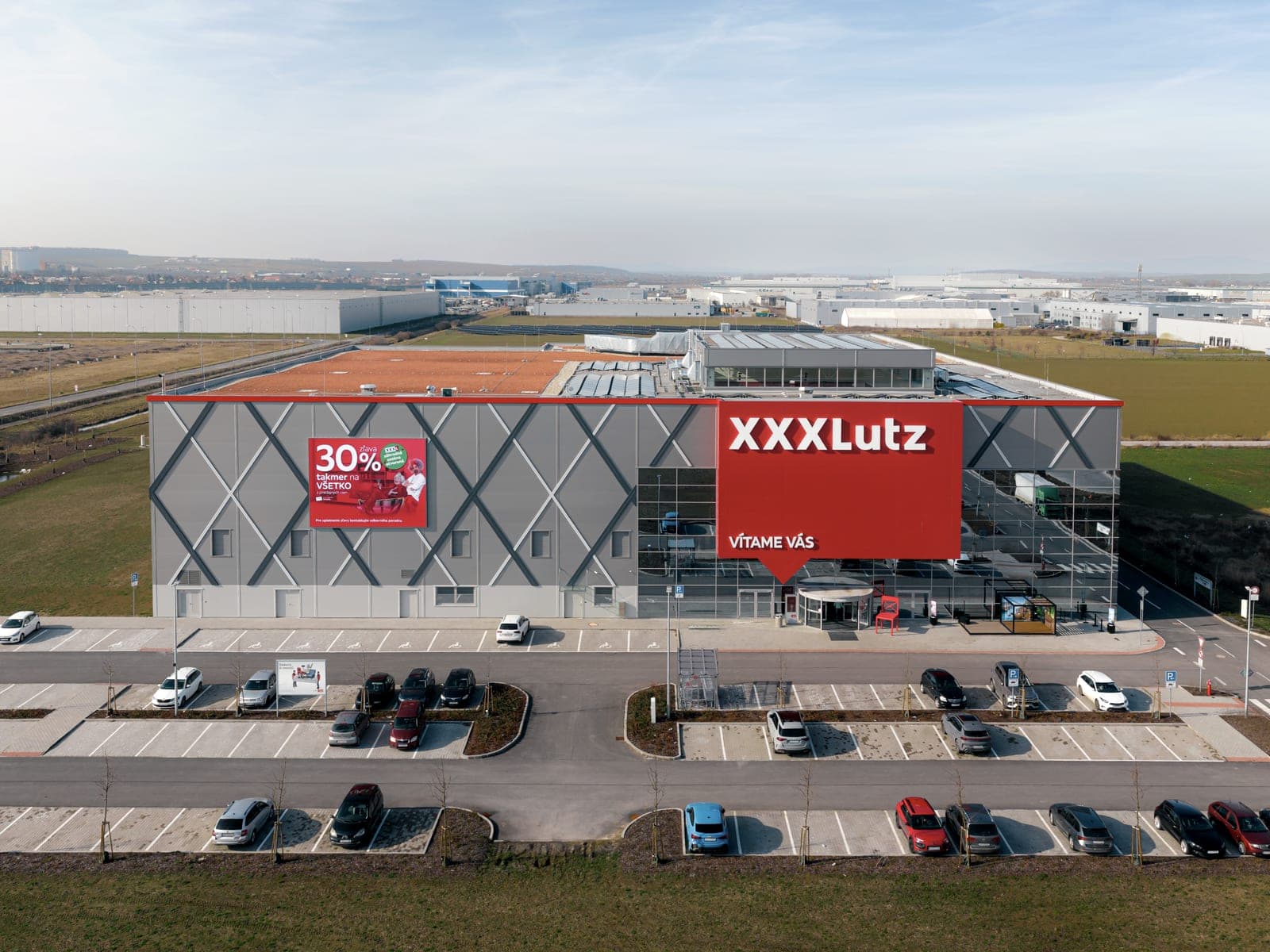 Obchodní dům XXXLutz Nitra s parkovištěm, pohled z dronu