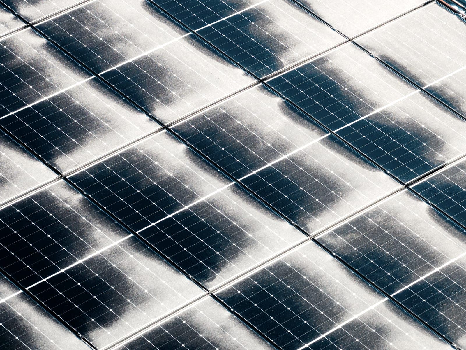 Detail fotovoltaických panelů se zbytky sněhu