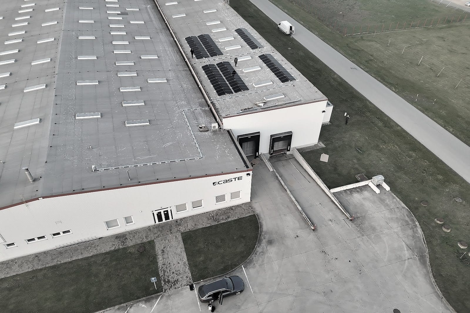 Ortofoto průmyslového areálu v Kechneci na Slovensku: hala s fotovoltaikou na střeše, příjezdová cesta a parkoviště